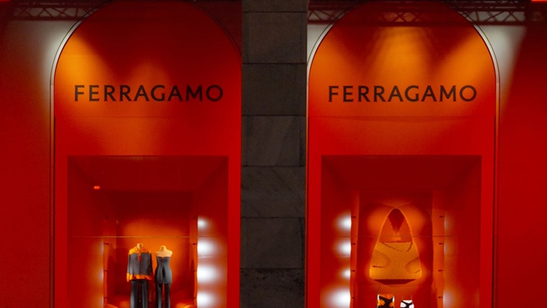 Ferragamo celebra la FW23 griffando la Rinascente di Milano