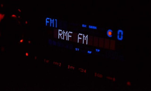 La Radio: su historia, evolución y adaptación en el tiempo hasta llegar a la era digital online Fm