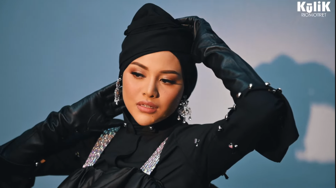 Penampilan pertama Aurel Hermansyah (YouTube RIOMOTRET)
