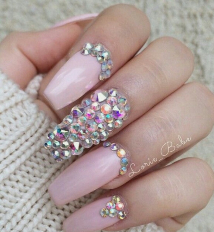 Ideas de uñas de acrílico con piedras