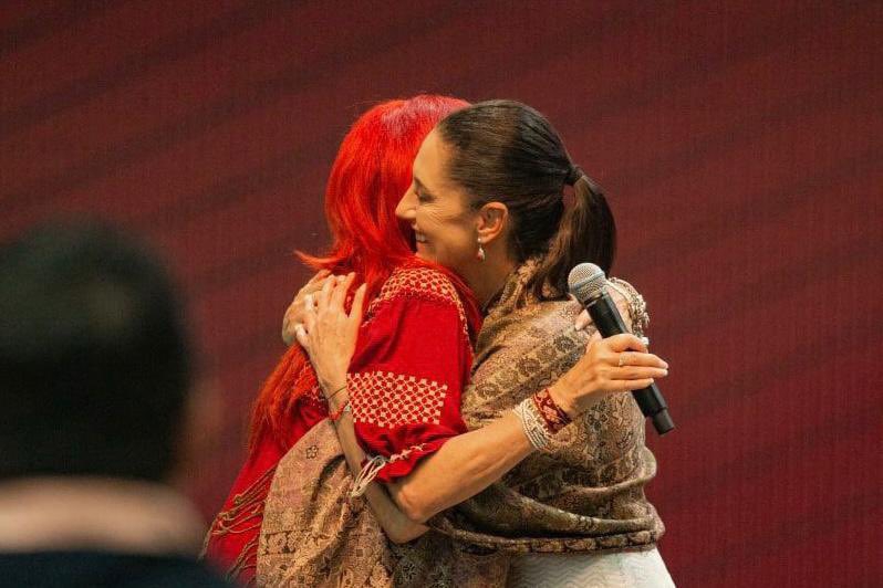 Layda Sansores recibe con abrazos a Claudia Sheinbaum