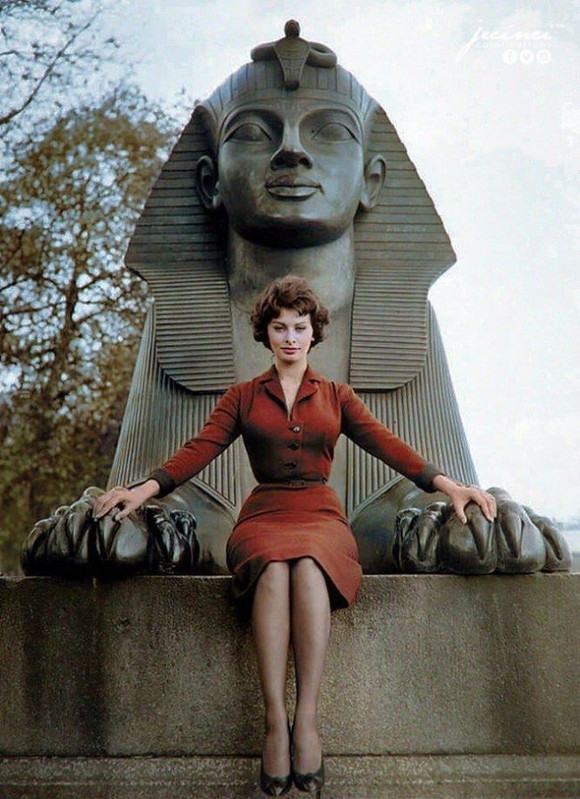 https://i.postimg.cc/W1nYTNnX/sofi-loren-london-1957-god.jpg