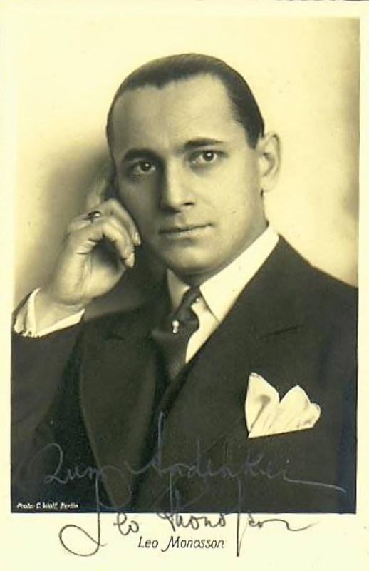 [Bild: MV5BMj-M3Nz-Ex-ZTMt-Nz-Ex-OC00OTE1LWE2OD...UX1000.jpg]