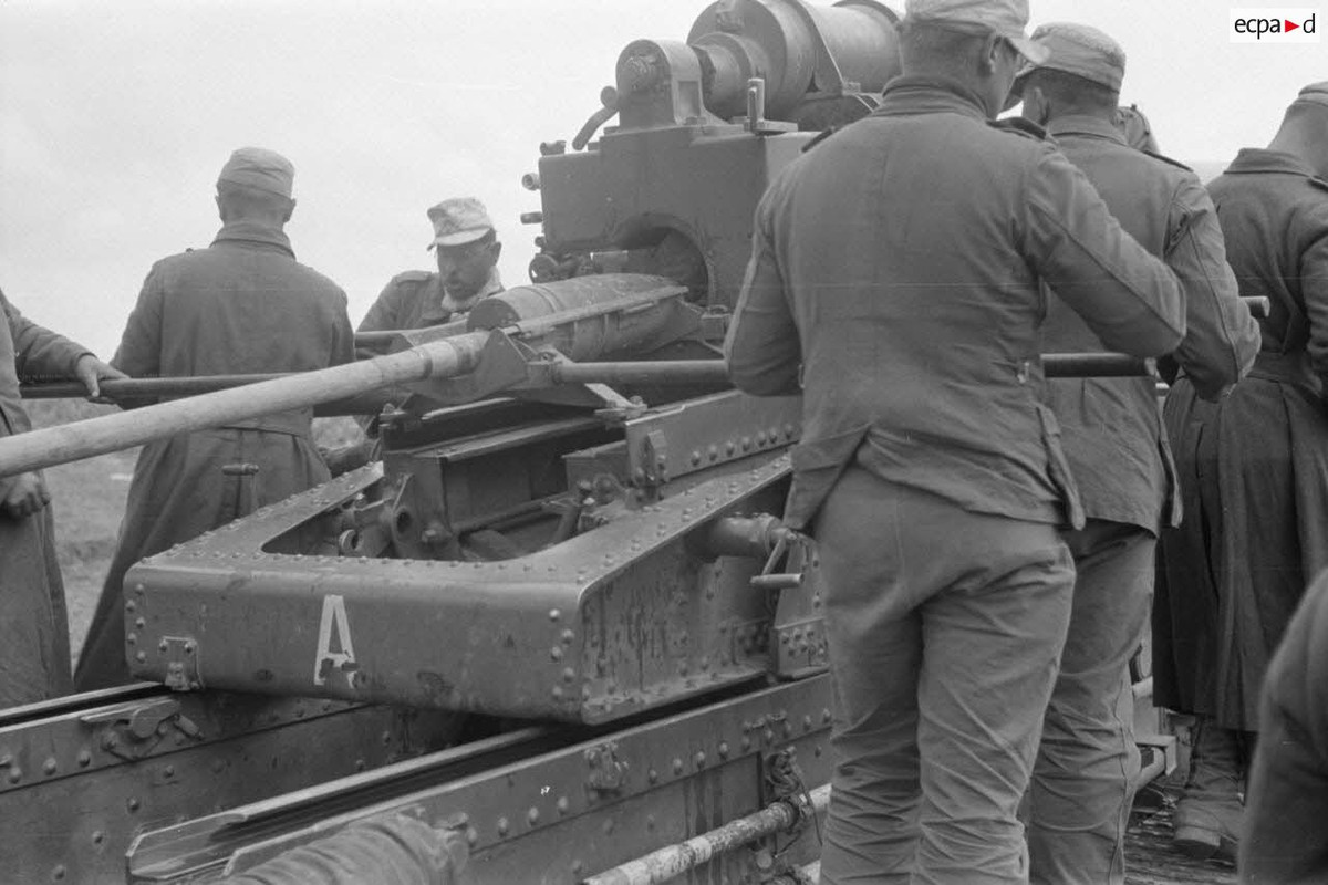 Une pièce de 17 cm K18 appartenant au Afrika-Artillerie-Regiment 2 sous le commandement d'un Leutnan