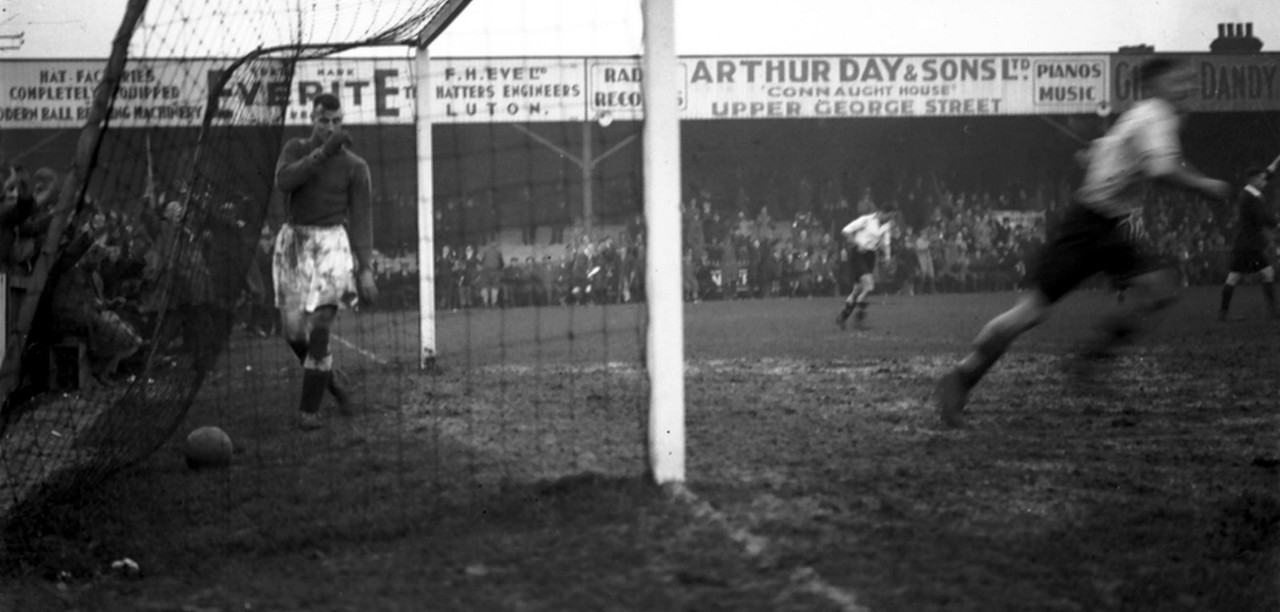 Luton-Heritage-Jock-Wallace-first-game-back-since-injury-3-3-at-Luton-Jan-1937.jpg