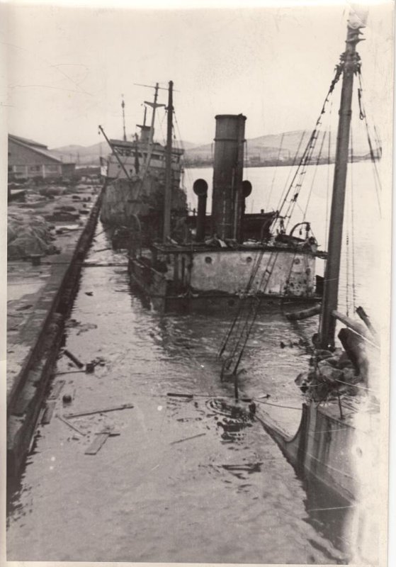 https://i.postimg.cc/W1rqN3YL/potoplennyh-aponskih-transportov-v-portu-Uki-Uki-12-08-1945-g.jpg