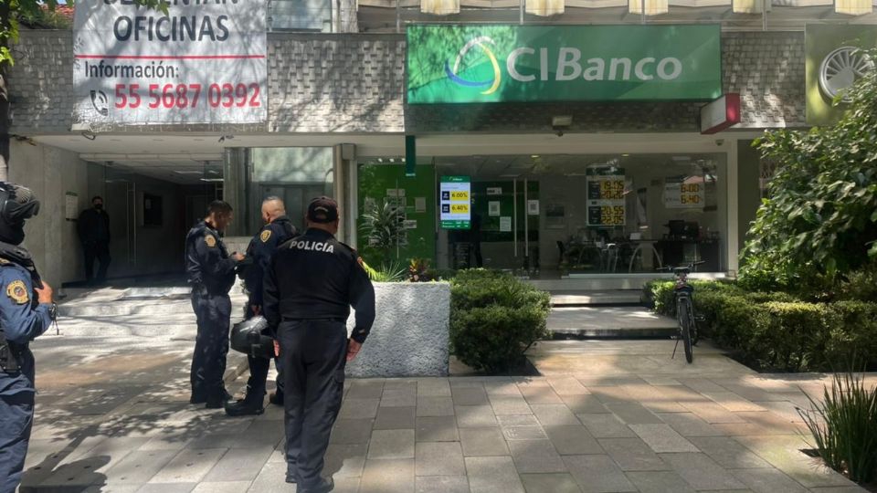 Asalto de película: sujeto roba 100 mil pesos de un banco en Insurgentes Sur y escapa