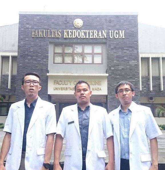 Dokter Tirta bersama rekannya foto di depan Fakultas Kedokteran UGM (Instagram dr Tirta)