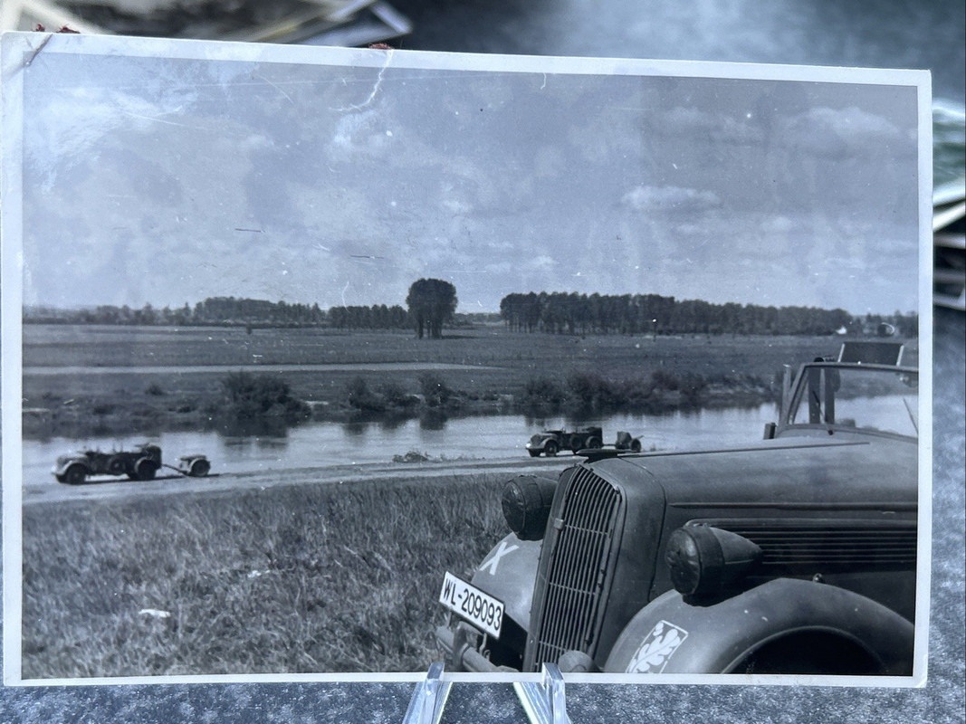 Foto Wk2 Wehrmacht Fahrzeug Kfz Pkw LKW Soldaten Front Kampf Division Abzeichen (1)