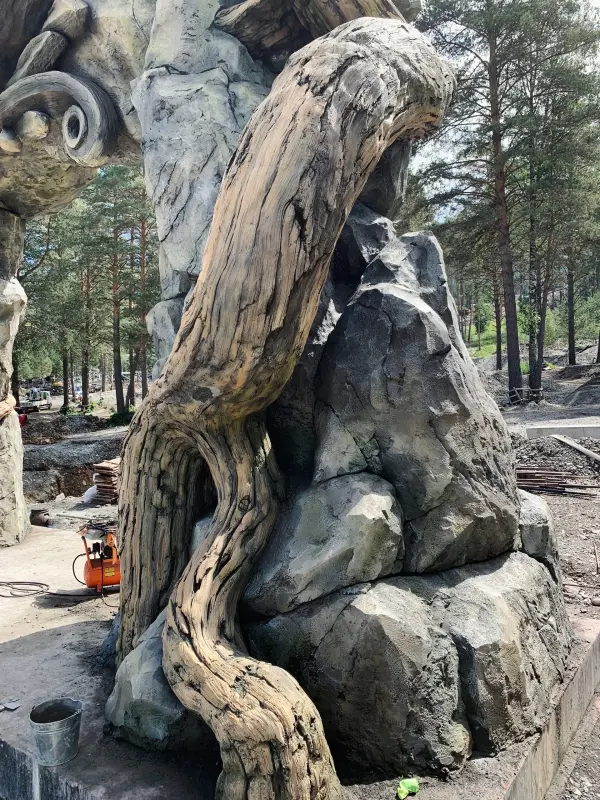 скала дерево