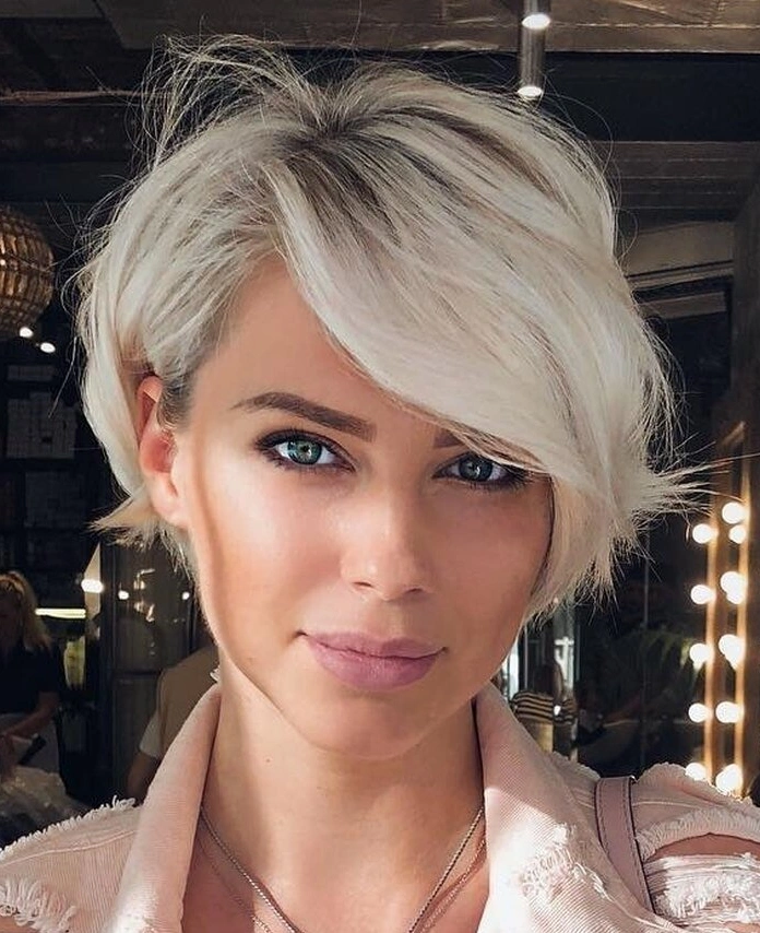 Short platinum blonde hairstyle for women