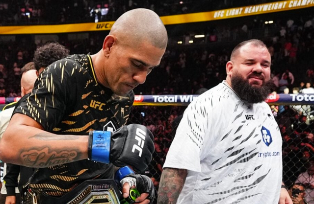 Грешка ли е? Алекс Перейра подписа договор за 8-мача с UFC