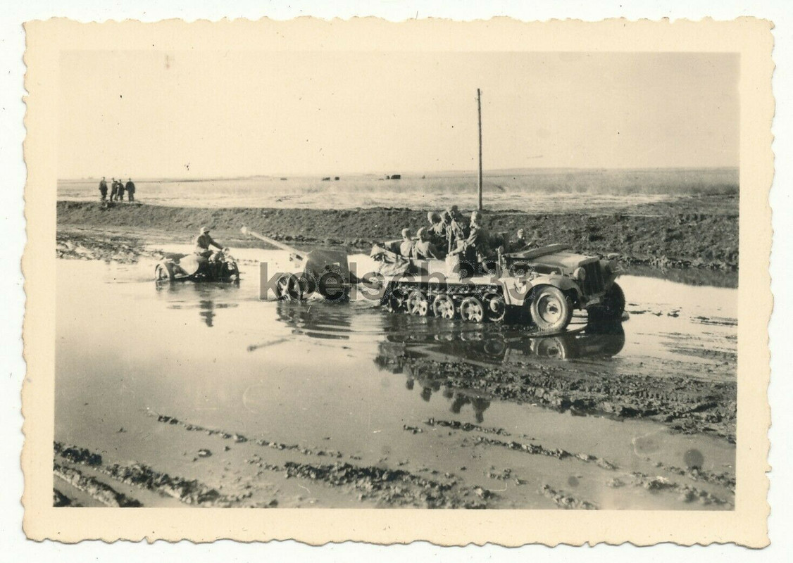 Foto Kradschütze und Panzer Halbkette mit PaK Geschütz im Schlam