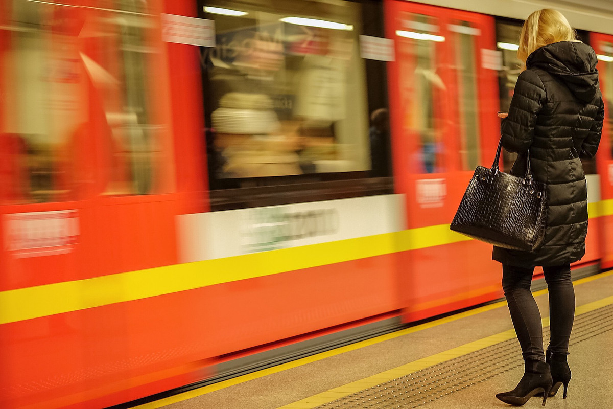 orangesubwaytrain.jpg