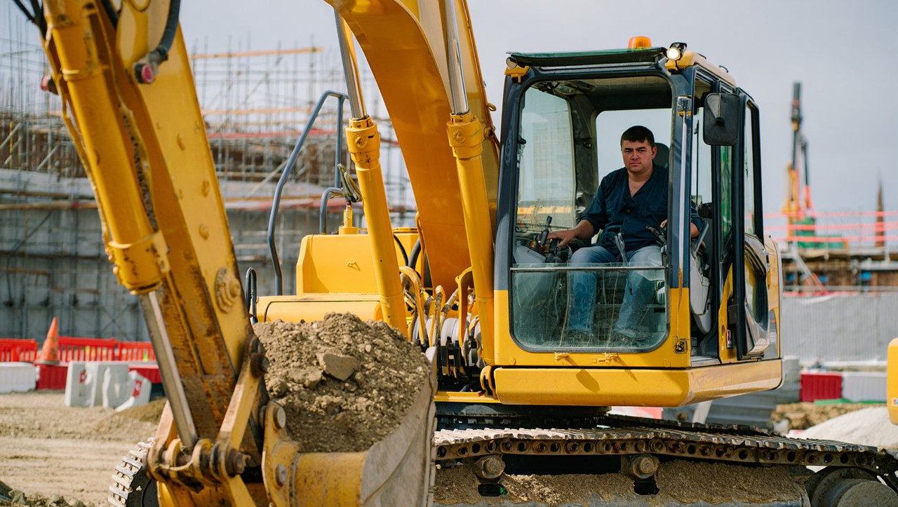 дорожно строительная техника китайского производства экскаватор на строительной площадке