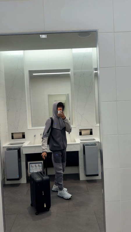 โ๏ธ Living life on my own terms โ travelling the world.