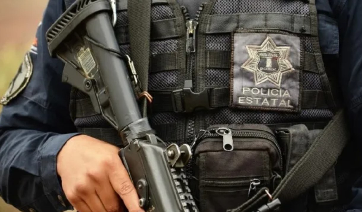 Dos policías son asesinados en balacera, un civil muere en el lugar