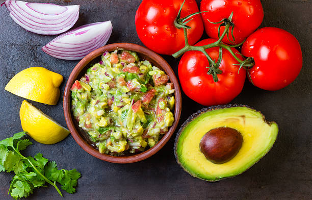 guacamole a tortilla chipsy