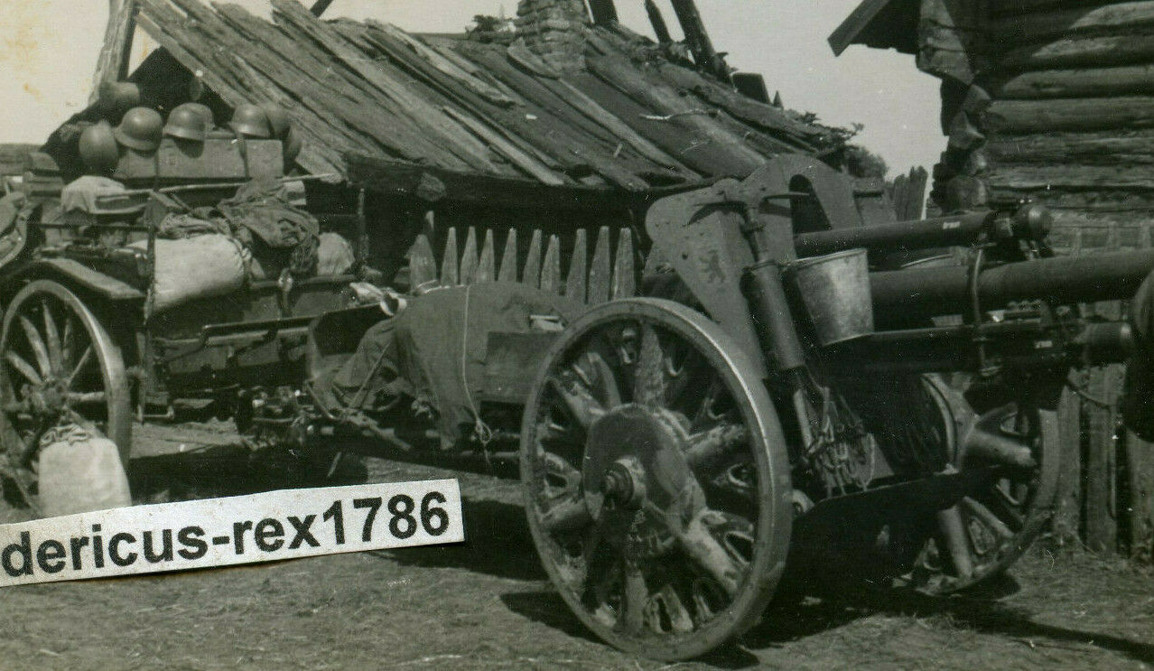 Foto WH HKL Ostfront Vormarsch Artillerie Feldhaubitze Geschütz mit Wappen