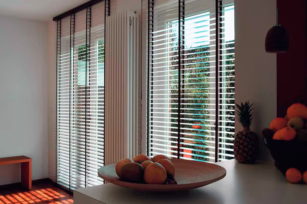 Жалюзи для больших окон: идеальное решение для вашего интерьера