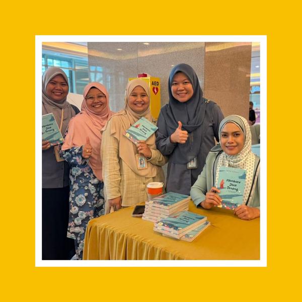 Puan Kemn Azmaili bersama pembaca bukunya