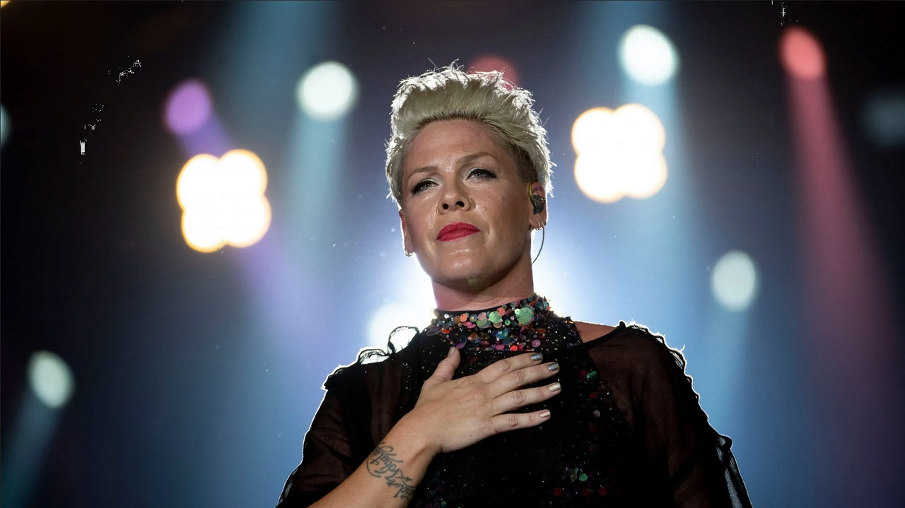 Lanzan a la cantante Pink las cenizas de una mujer muerta: video viral