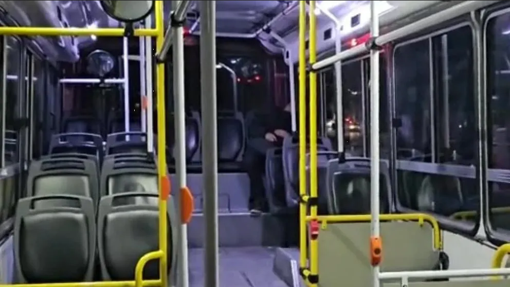 Chofer queda en shock al encontrar algo extraño en la última fila del autobús