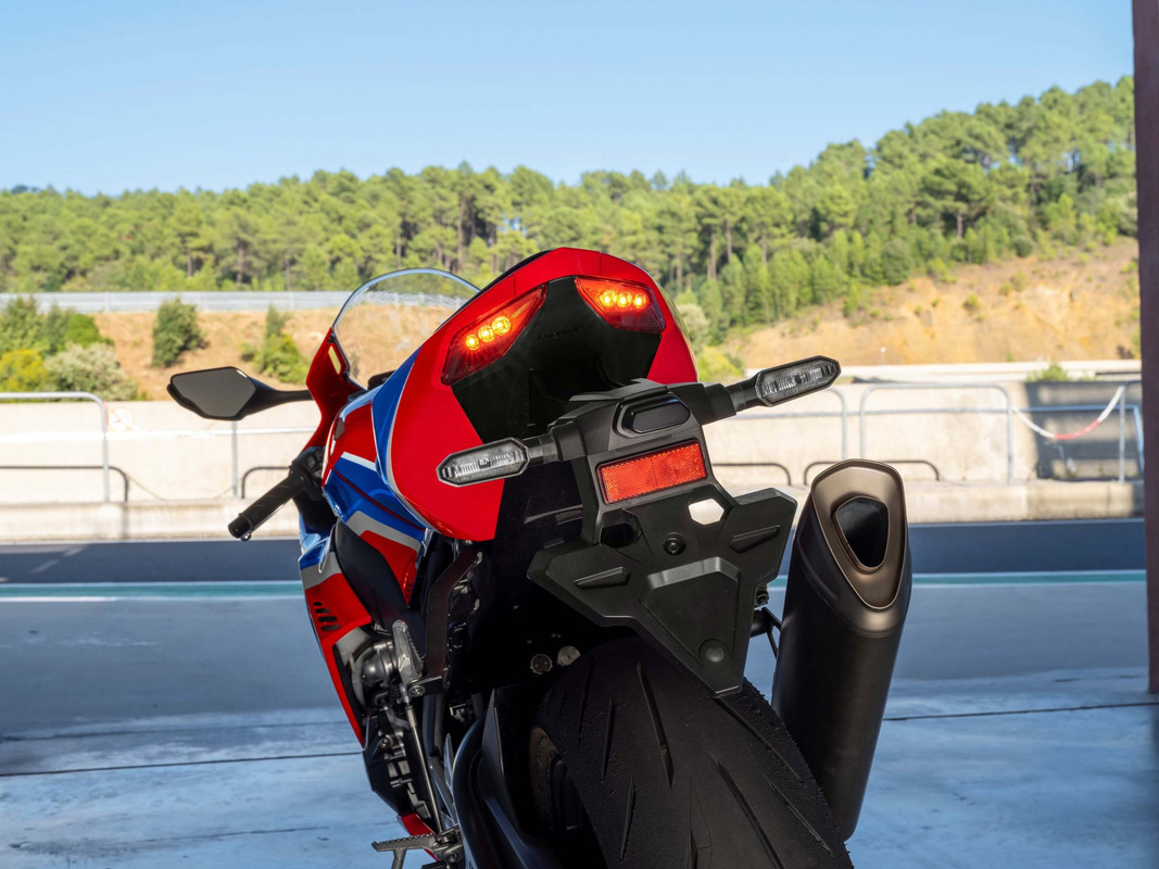 Спортбайк Honda CBR1000RR-R Fireblade 2022