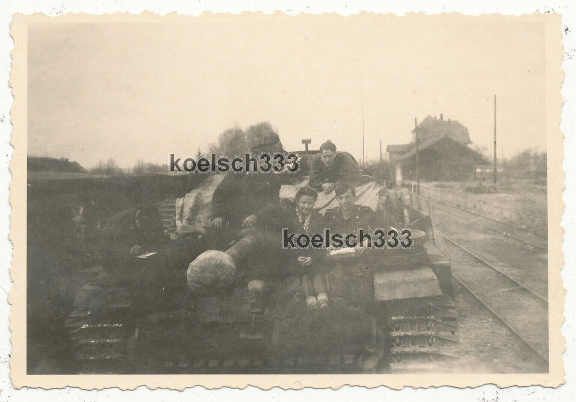 Foto Sturmgeschütz Panzer Abteilung Ostfront 1944 Langrohr StuG auf Bahnhof.