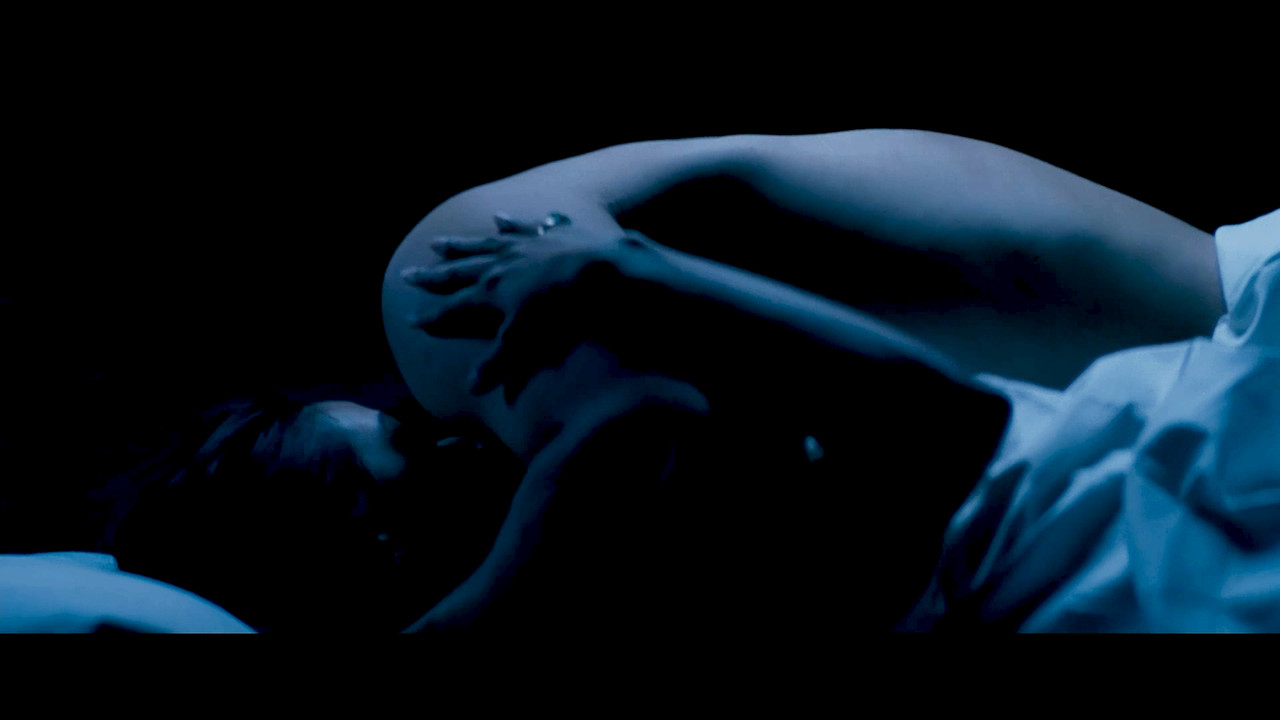 Raima Sen Hot Navel From Mirch 2010 4k.mp4_snapshot_01.52_[2020.11.30_20.59.32]