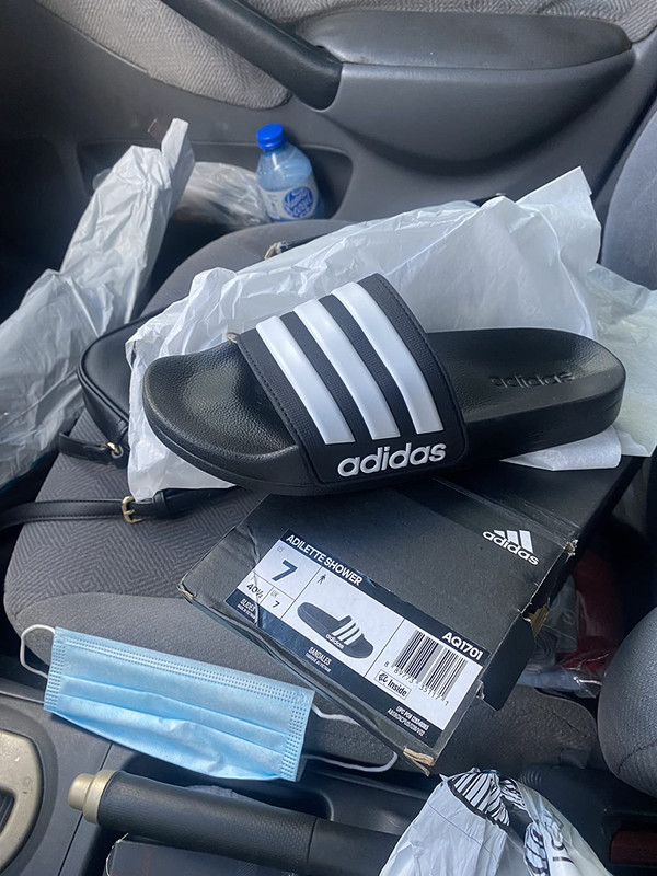 Ojotas Adidas negras puestas