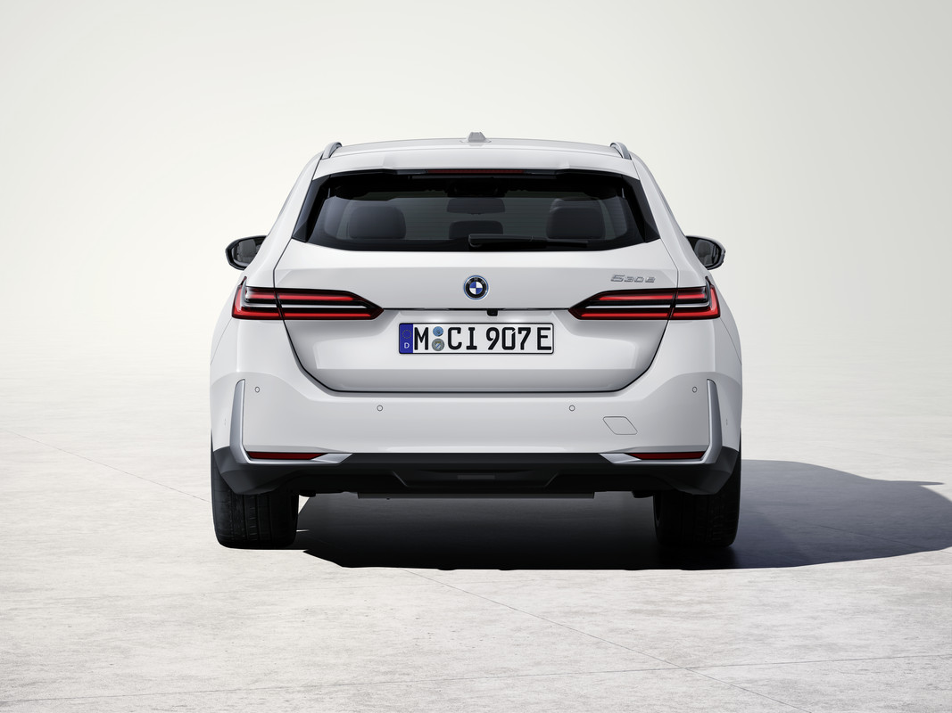 P90555236_highRes_the-new-bmw-530e-tou