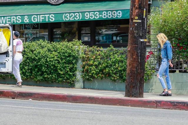 Kristen Stewart Los Feliz July 21st 18_002