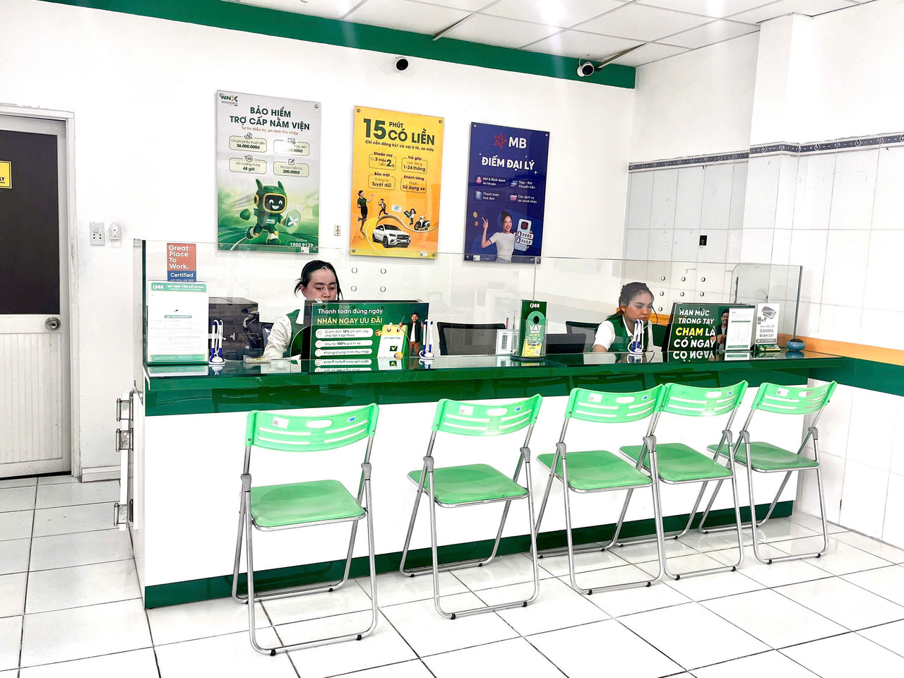 Nhân viên F88 hỗ trợ tại phòng giao dịch 110 Nguyễn Huệ