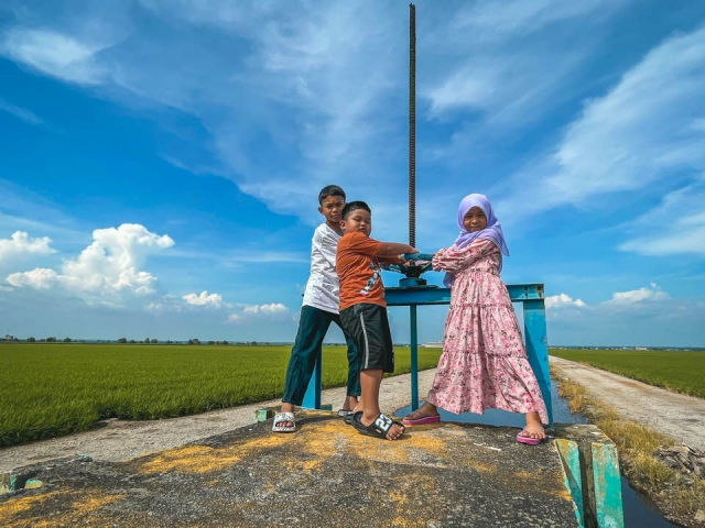 Adik beradik bergambar kunci air