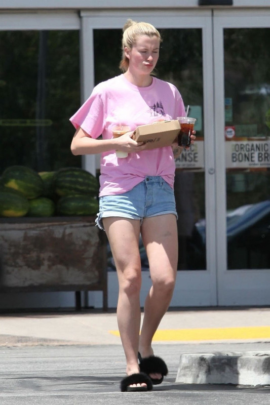 ireland-baldwin-leaves-erewhon-market-in-los-angeles-05-06-2018-