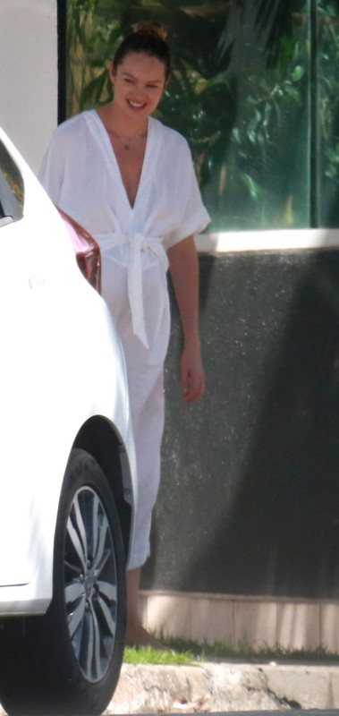 pregnant-candice-swanepoel-out-in-espirito-santo-05-14-2018-4