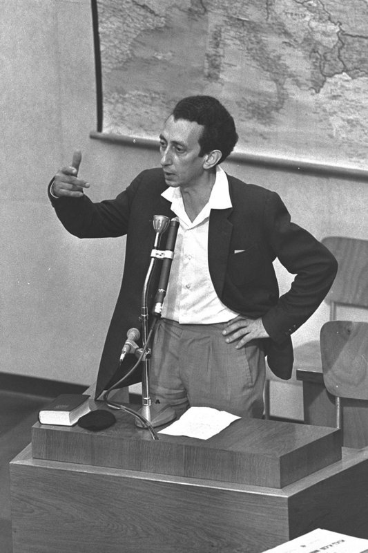 El ex líder partisano judío Abba Kovner testifica para la fiscalía en el juicio contra Adolf Eichmann. 4 de mayo de 1961