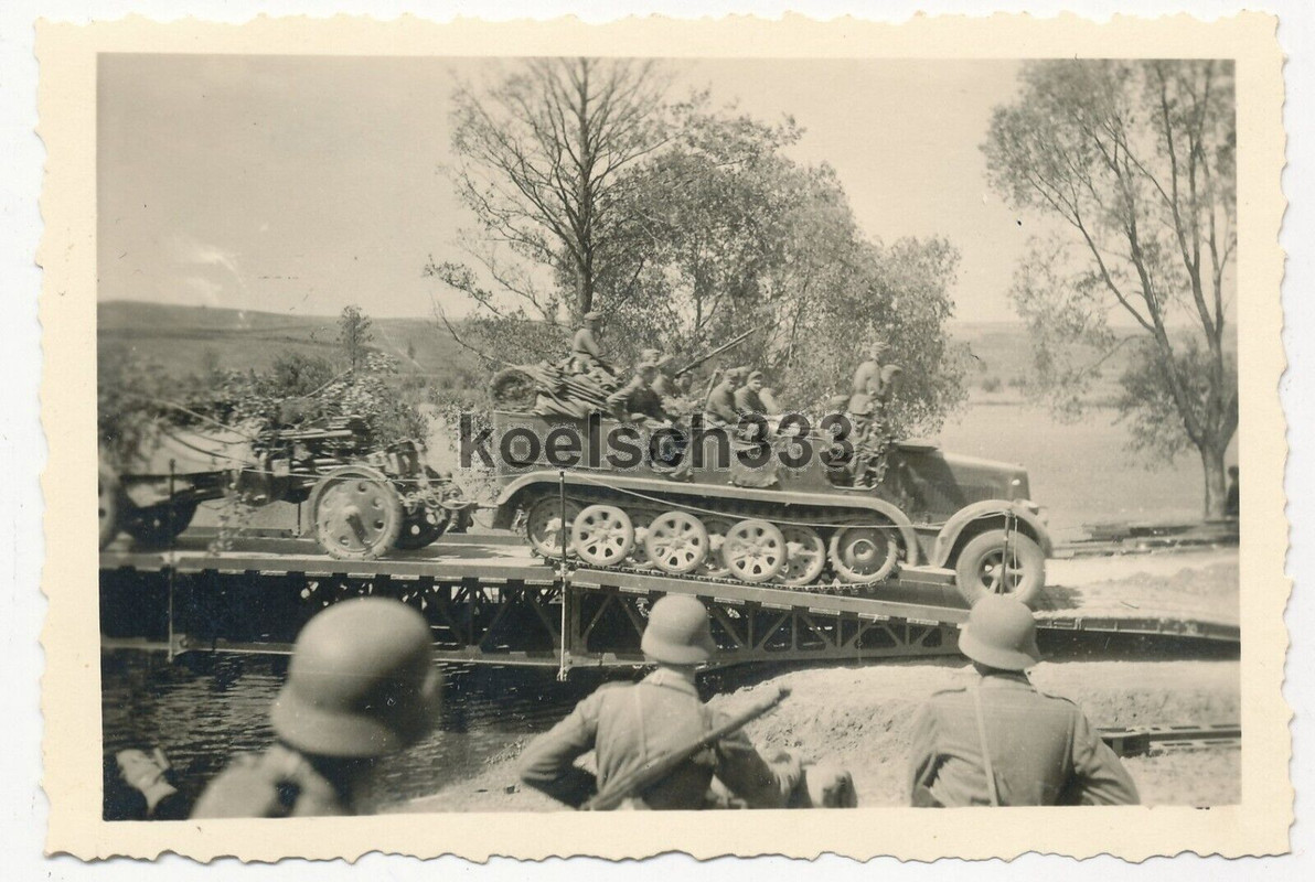 Foto Panzer Halbkette mit Artillerie Geschütz auf Schnellbrücke im Osten 1941