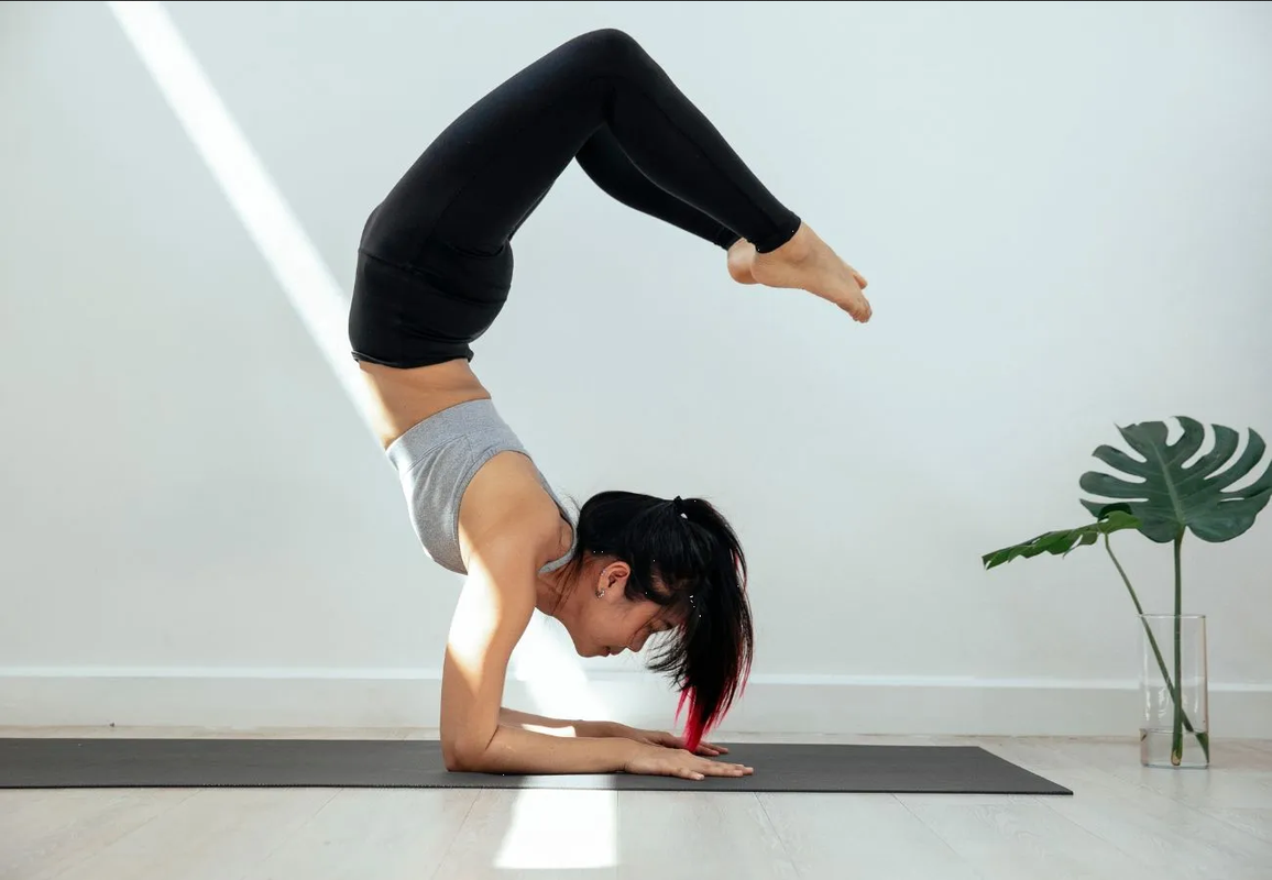 ¿Flacidez en los brazos? Haz estas posturas de yoga para tonificarlos