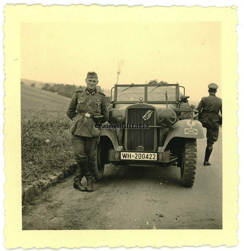 Orig. Foto 33.ID Kübelwagen Pkw mit Wappen bei BLOIS Loire Frankreich 1940