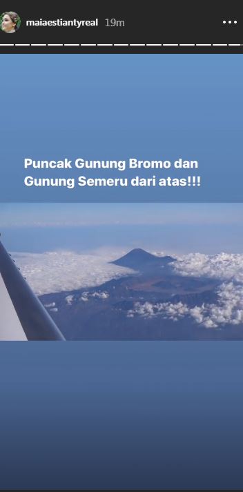 Maia Estianty membagikan potret saat dirinya melintasi Gunung Bromo dan Gunung Semeru dengan jet pribadi