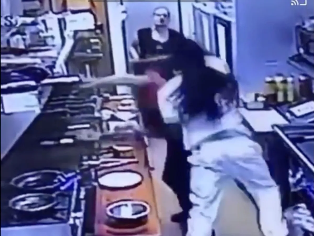 Cocinera evita que su compañera reciba una golpiza y se hace viral