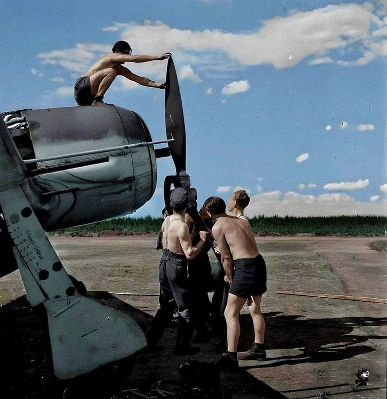 Honneurs aux mecanos pendant les guerres - Page 16 L-quipe-de-maintenance-du-Fw-190-enl-ve-l-h-lice-en-Finlande-en-juin-1944