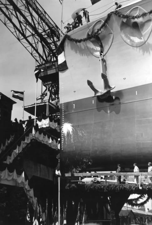 30 de junio 1934. Almirante Graf Spee es bautizado por la condesa Hubert von Spee, hija de Vizeadmiral Maximilian Graf von Spee