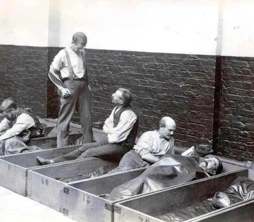 Fourpence_coffin_02.jpg