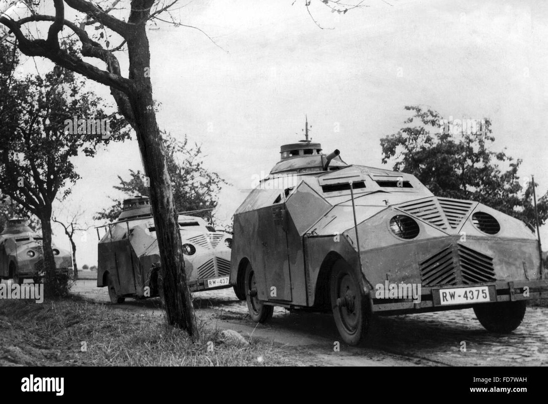 dummy-tank-during-the-autumn-maneuvers-near-frankfurt-oder-1932-FD7WAH[1]