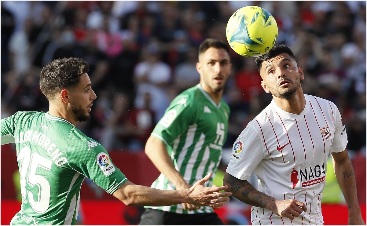 Tecatito Corona se lució con el Sevilla, el equipo derrotó a Betis