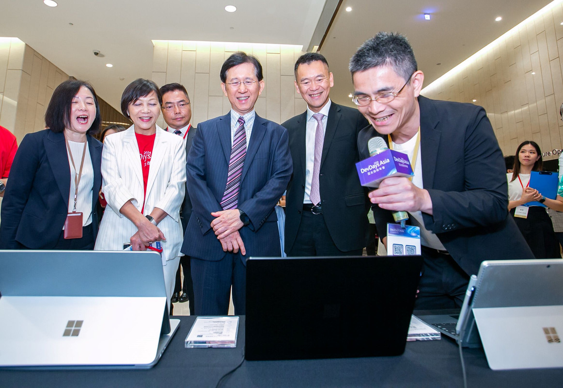 Microsoft Surface 展示創新解決方案。 Microsoft Surface 展示創新解決方案。