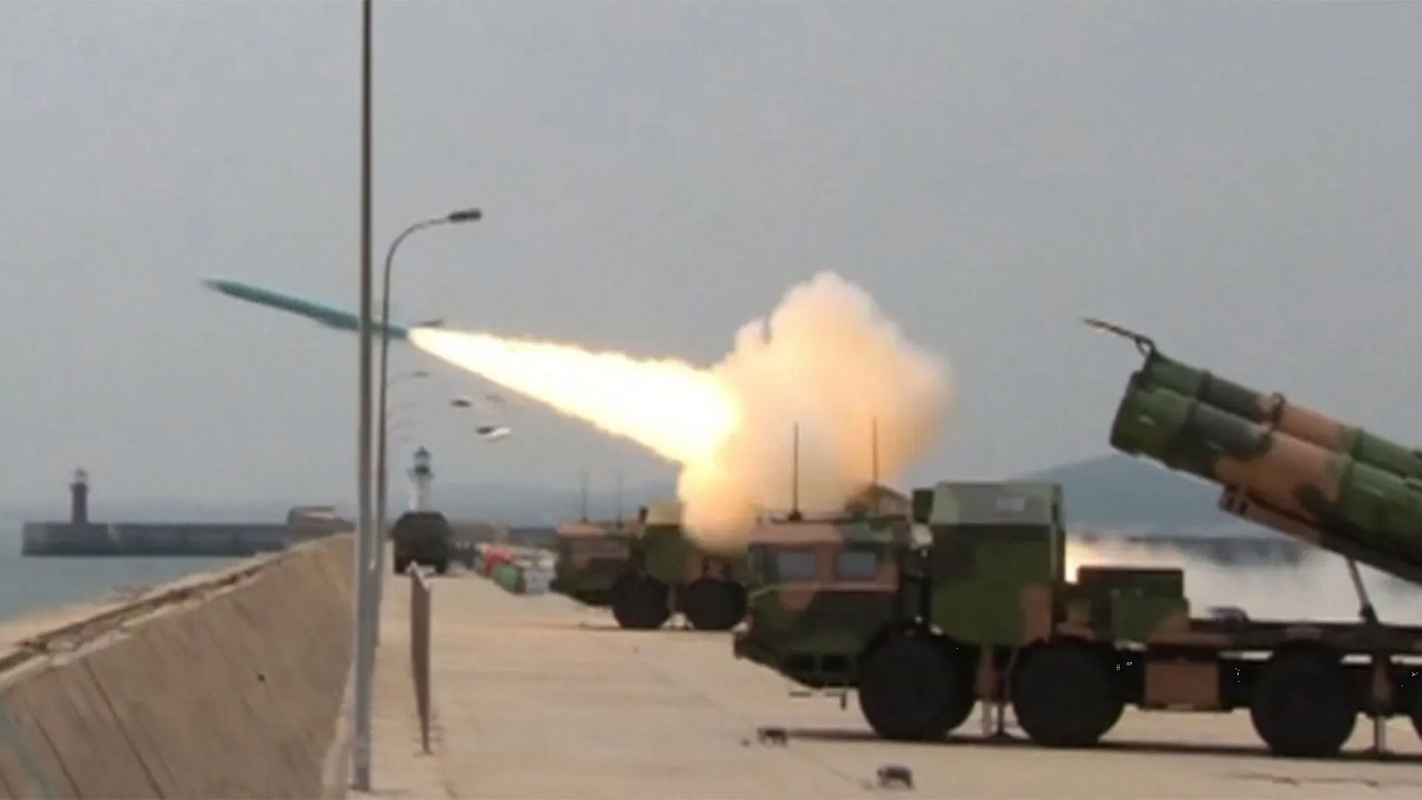 China moviliza fuerzas militares cerca de 2 ciudades próximas a Taiwán (VIDEOS)